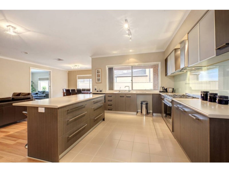 6 Briar Valley Rise, Caroline Springs VIC 3023