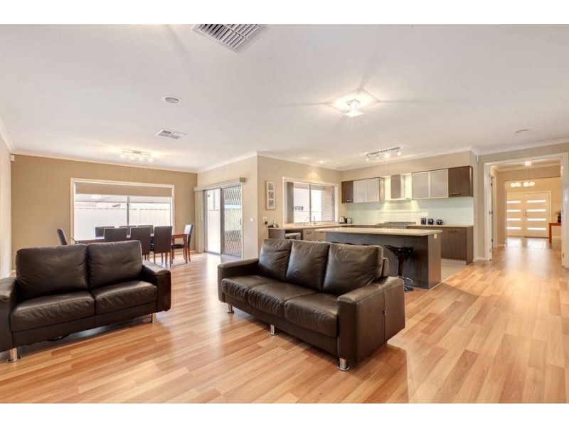 6 Briar Valley Rise, Caroline Springs VIC 3023