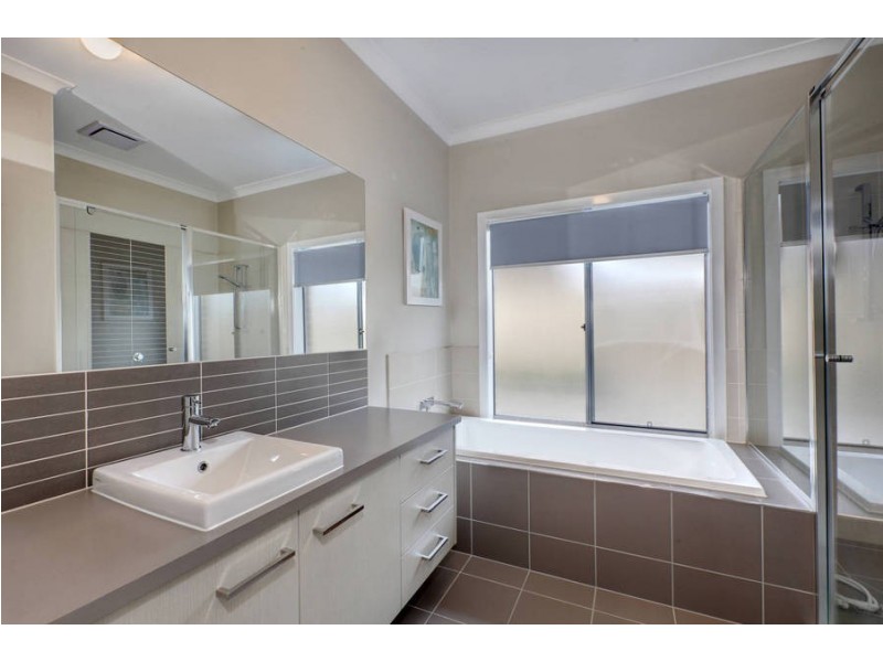 6 Briar Valley Rise, Caroline Springs VIC 3023