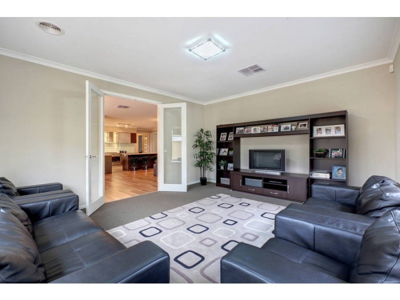 6 Briar Valley Rise, Caroline Springs VIC 3023