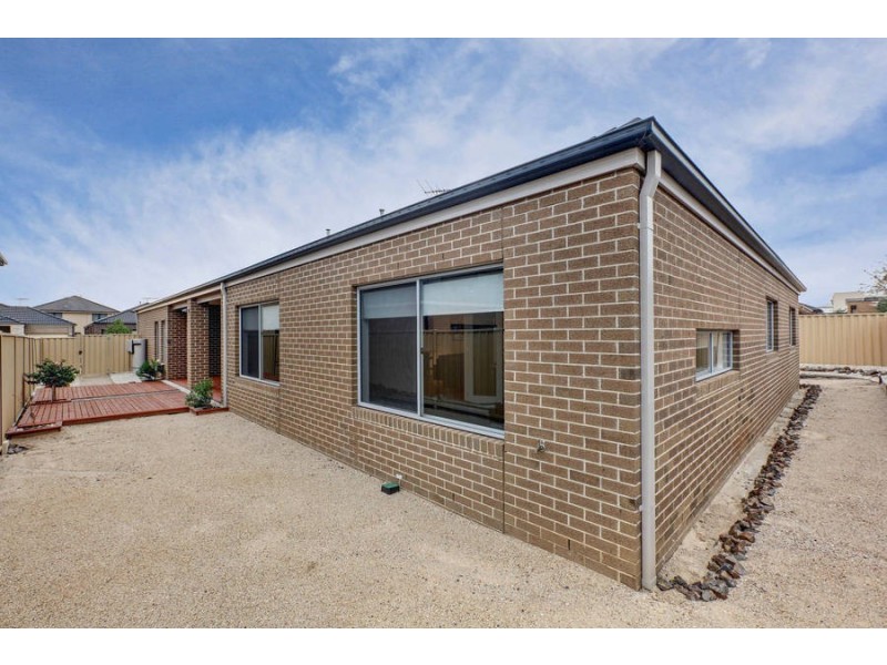 6 Briar Valley Rise, Caroline Springs VIC 3023