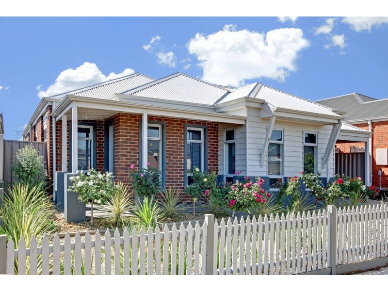 8 Bunyip Walk, Caroline Springs VIC 3023