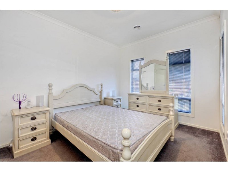 8 Bunyip Walk, Caroline Springs VIC 3023