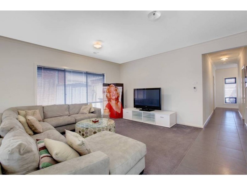 8 Bunyip Walk, Caroline Springs VIC 3023
