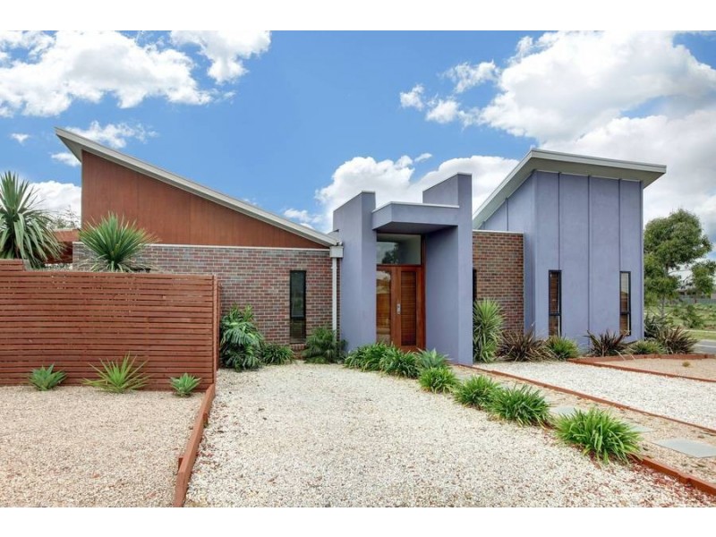 3 Gill Place, Caroline Springs VIC 3023