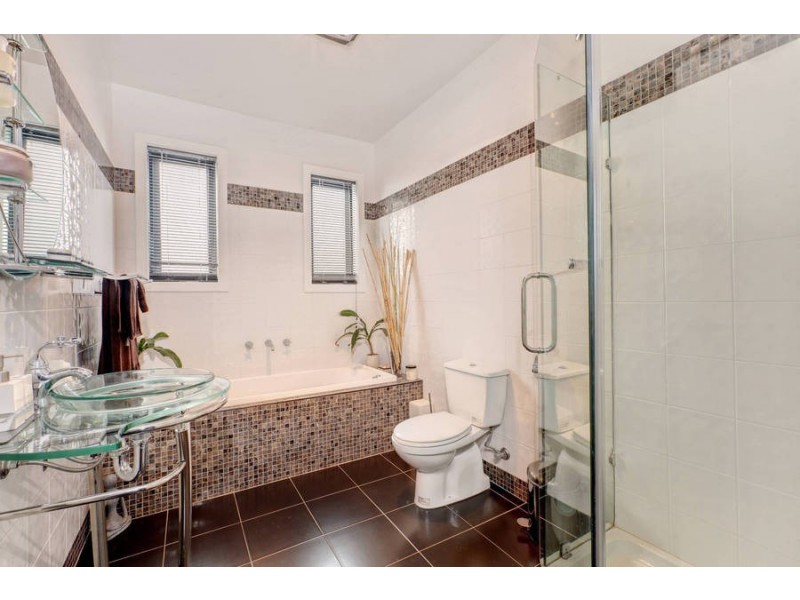 3 Gill Place, Caroline Springs VIC 3023