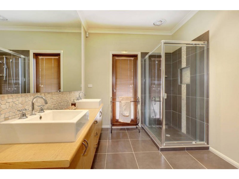 37 Lawson Way, Caroline Springs VIC 3023