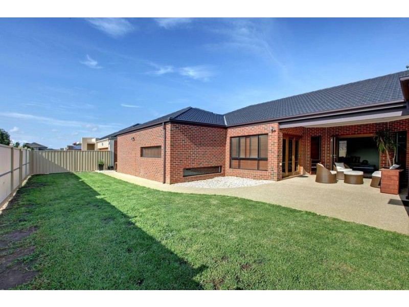 37 Lawson Way, Caroline Springs VIC 3023