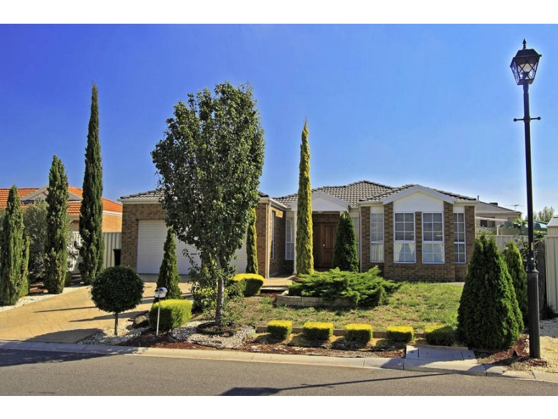 4 Elphinstone Way, Caroline Springs VIC 3023