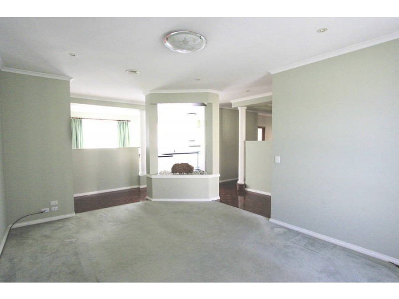 4 Elphinstone Way, Caroline Springs VIC 3023