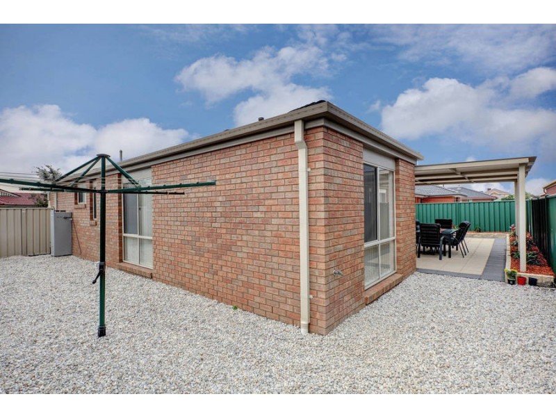 24 Strickland Crescent, Burnside VIC 3023