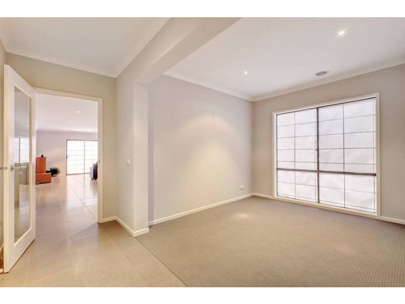 84 Lawson Way, Caroline Springs VIC 3023