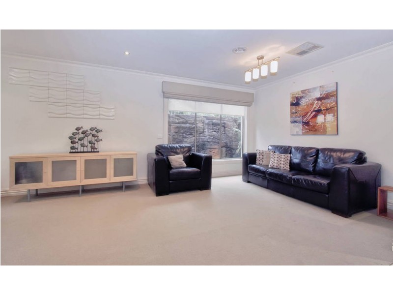 2 Caves Lane, Caroline Springs VIC 3023