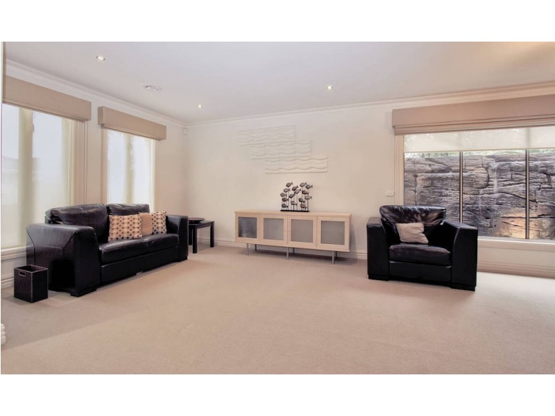 2 Caves Lane, Caroline Springs VIC 3023