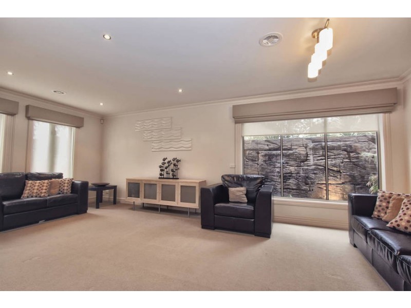 2 Caves Lane, Caroline Springs VIC 3023