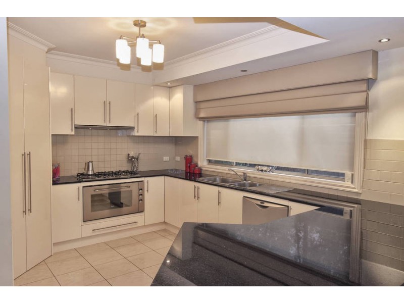 2 Caves Lane, Caroline Springs VIC 3023