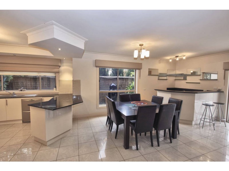 2 Caves Lane, Caroline Springs VIC 3023