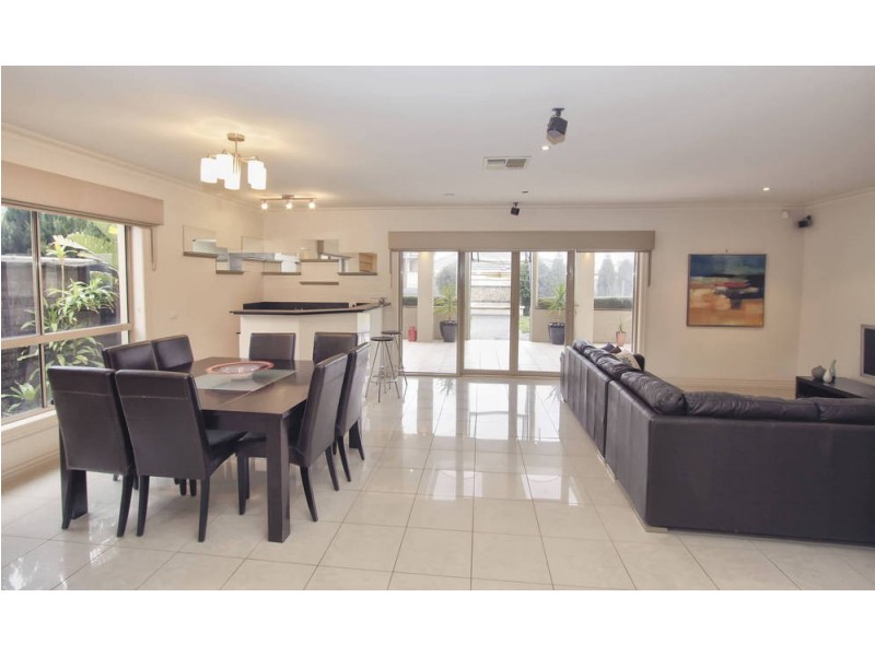 2 Caves Lane, Caroline Springs VIC 3023