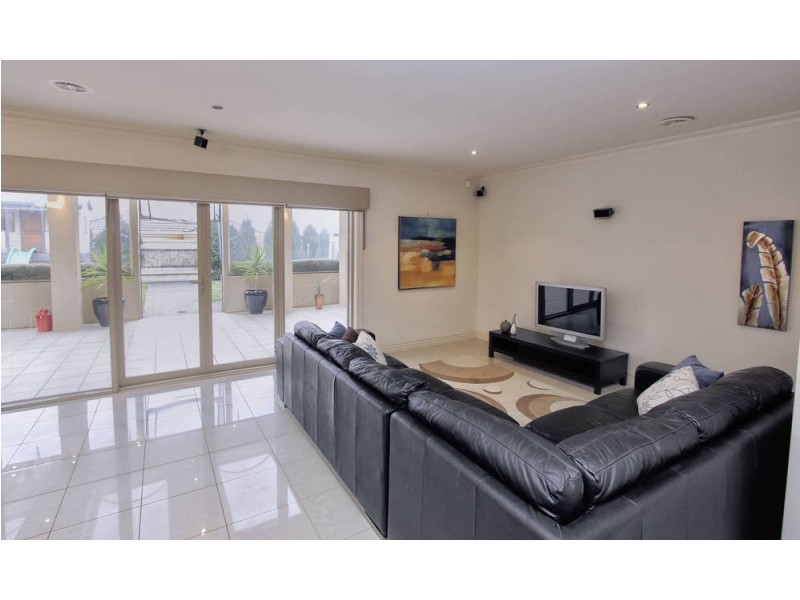 2 Caves Lane, Caroline Springs VIC 3023