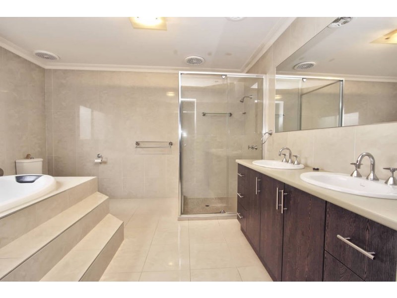 2 Caves Lane, Caroline Springs VIC 3023