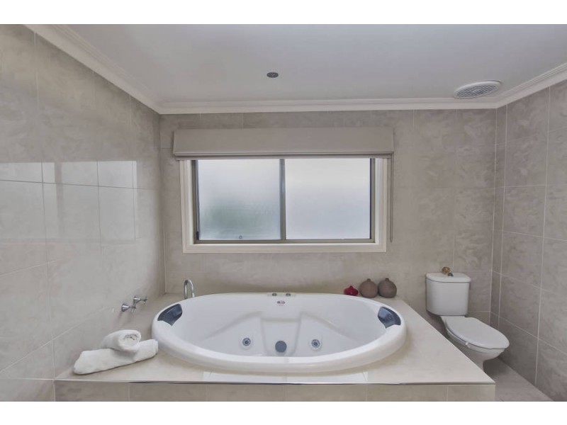 2 Caves Lane, Caroline Springs VIC 3023