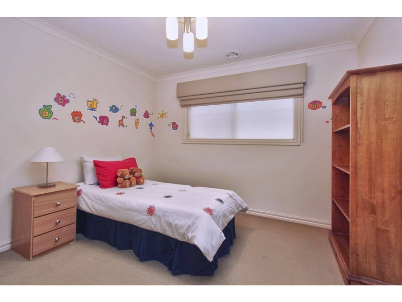 2 Caves Lane, Caroline Springs VIC 3023