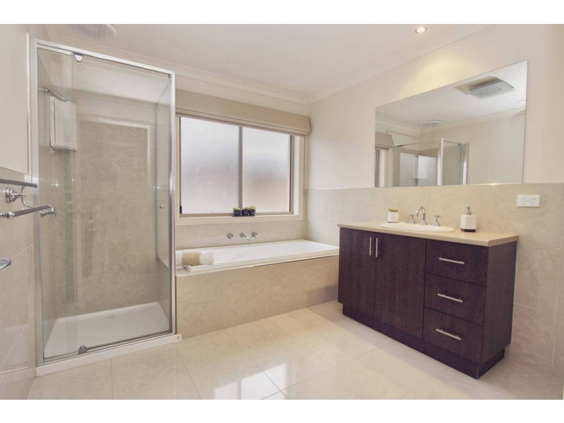 2 Caves Lane, Caroline Springs VIC 3023