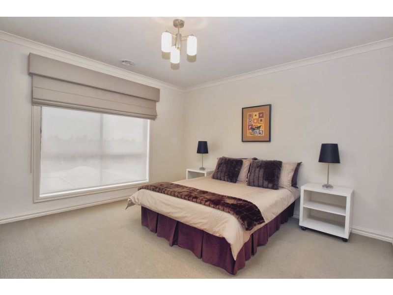 2 Caves Lane, Caroline Springs VIC 3023