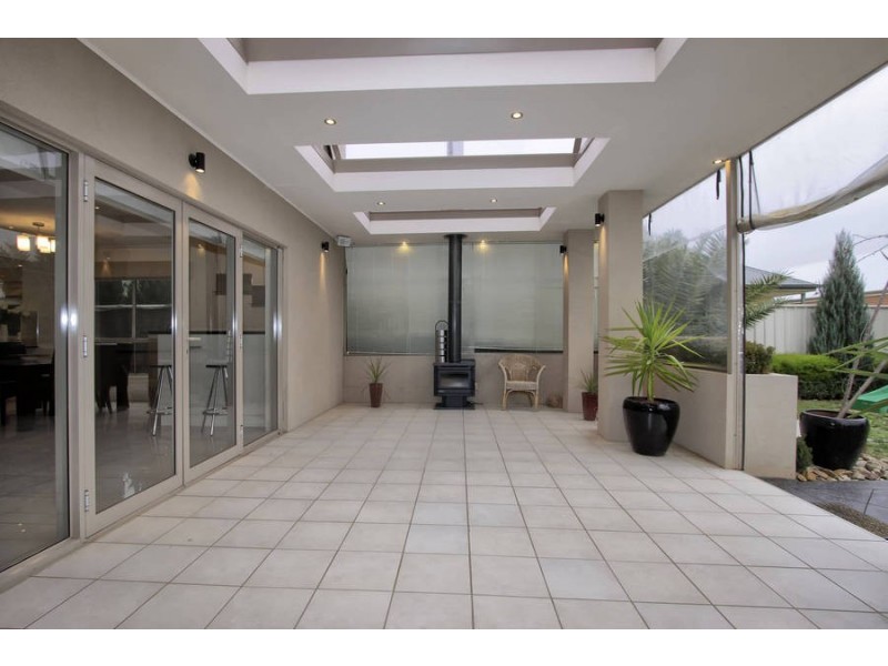 2 Caves Lane, Caroline Springs VIC 3023