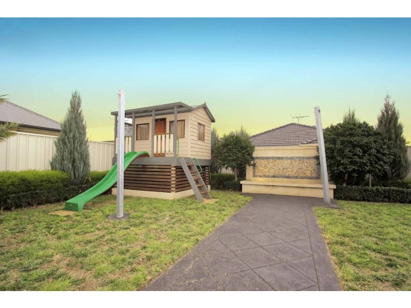 2 Caves Lane, Caroline Springs VIC 3023