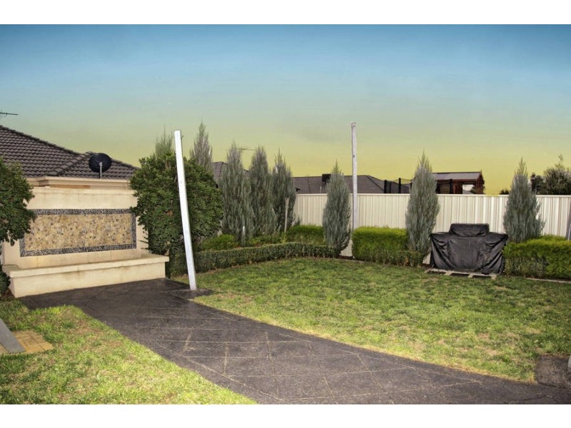 2 Caves Lane, Caroline Springs VIC 3023