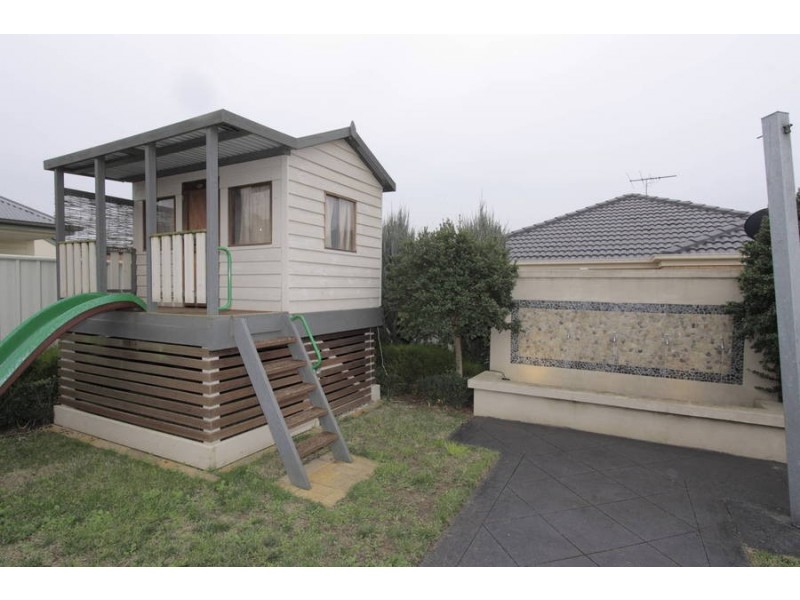 2 Caves Lane, Caroline Springs VIC 3023