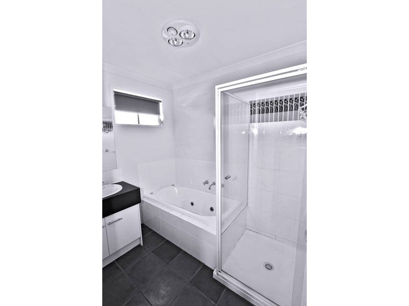 15 Central Parkway, Caroline Springs VIC 3023