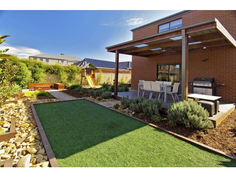 15 Central Parkway, Caroline Springs VIC 3023