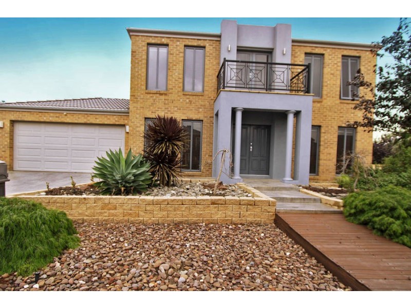 4 Swanhurst Green, Caroline Springs VIC 3023