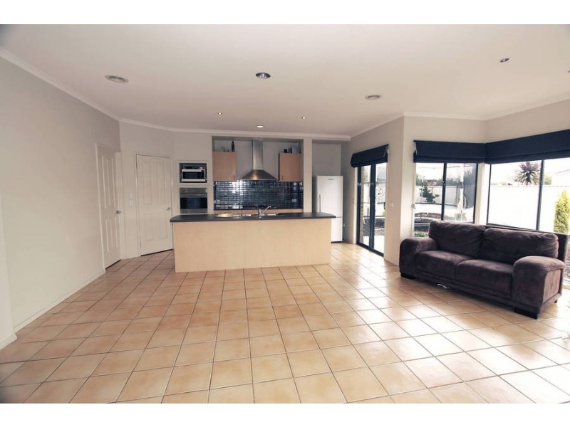 4 Swanhurst Green, Caroline Springs VIC 3023