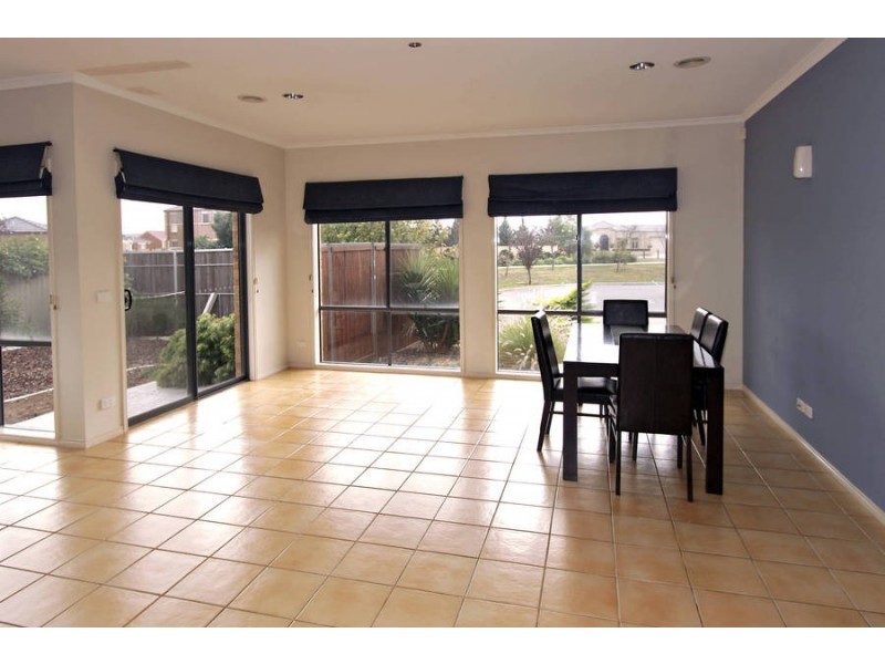 4 Swanhurst Green, Caroline Springs VIC 3023