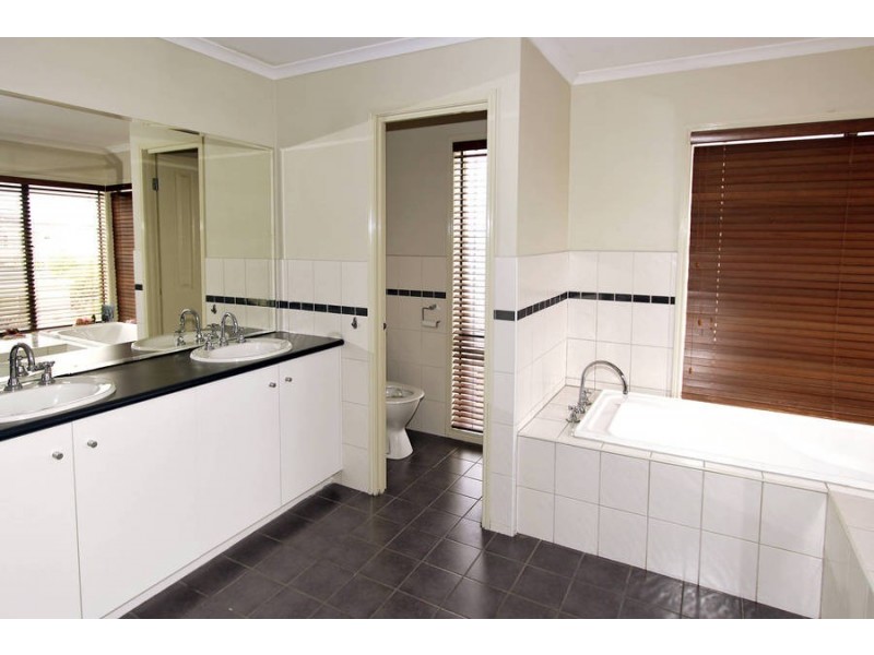 4 Swanhurst Green, Caroline Springs VIC 3023