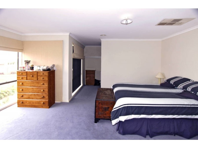 4 Swanhurst Green, Caroline Springs VIC 3023