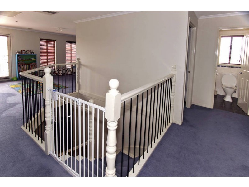 4 Swanhurst Green, Caroline Springs VIC 3023