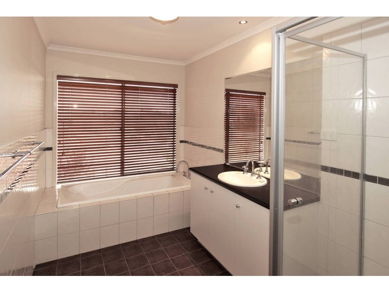 4 Swanhurst Green, Caroline Springs VIC 3023