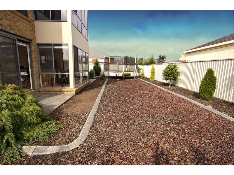 4 Swanhurst Green, Caroline Springs VIC 3023