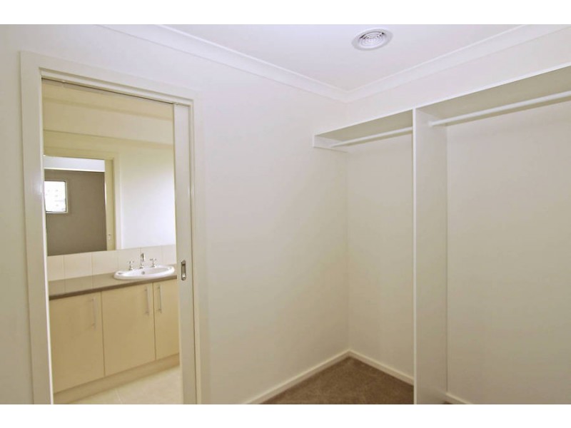 28 Tenterfield Drive, Burnside Heights VIC 3023