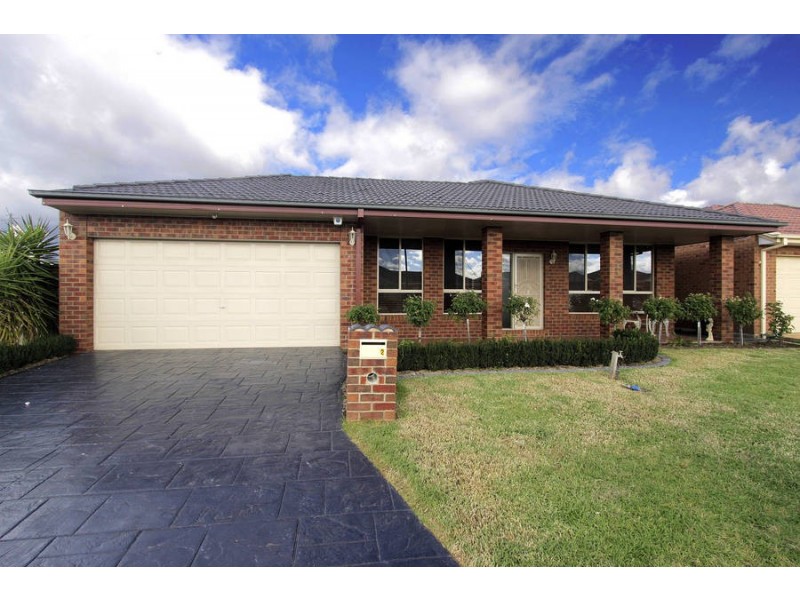 2 Hinchinbrook Close, Caroline Springs VIC 3023