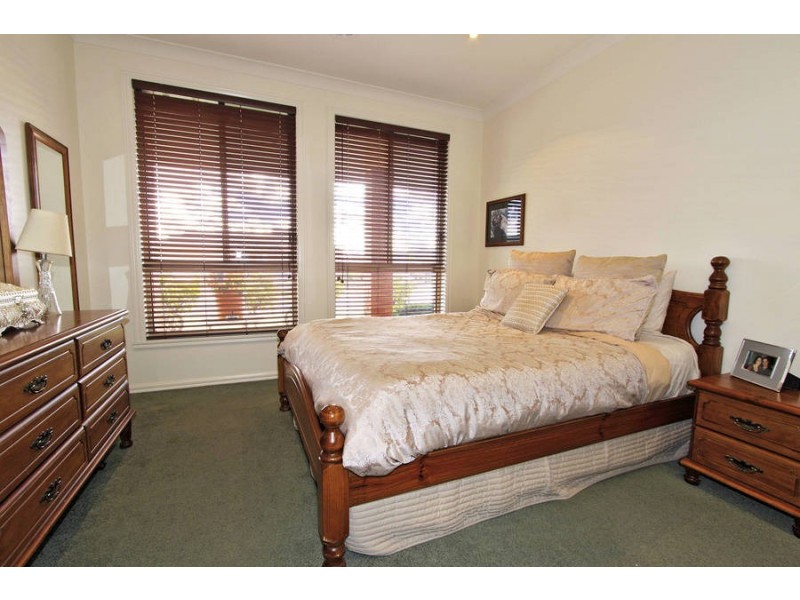 2 Hinchinbrook Close, Caroline Springs VIC 3023