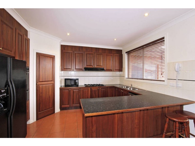 2 Hinchinbrook Close, Caroline Springs VIC 3023