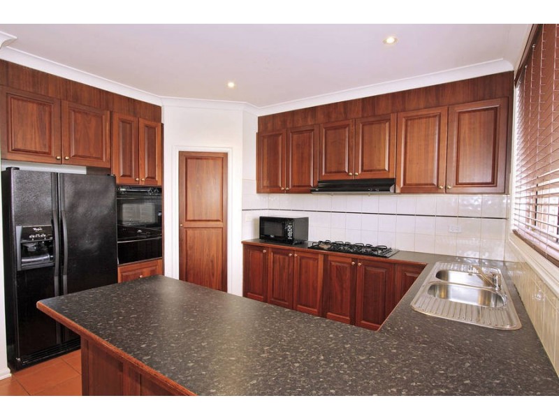2 Hinchinbrook Close, Caroline Springs VIC 3023