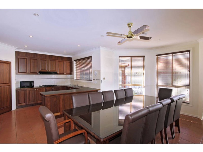 2 Hinchinbrook Close, Caroline Springs VIC 3023
