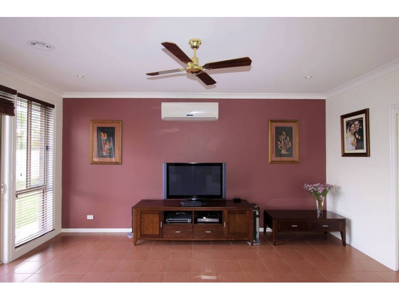 2 Hinchinbrook Close, Caroline Springs VIC 3023
