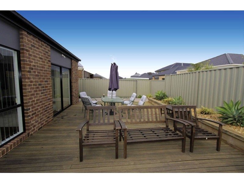 60 Kororoit Approach, Caroline Springs VIC 3023